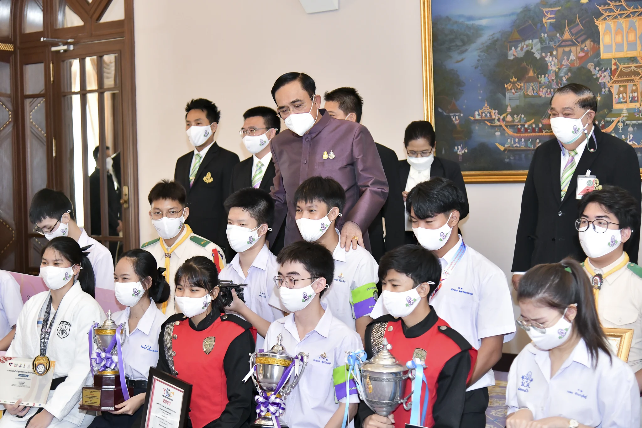 นายกฯ อารมณ์ดีชื่นชมศักยภาพศิษย์น้องวัดนวลนรดิศ ก่อนประชุม ครม.ผ่านระบบวิดีโอคอนเฟอเรนซ์