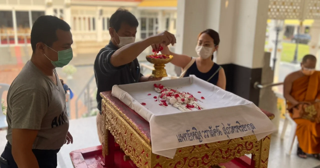 ครอบครัวทำพิธีเก็บอัฐิ ‘หมอกระต่าย’ เตรียมลอยอังคารที่ทะเลตราดหลังตรุษจีน