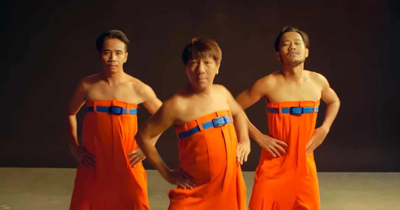มาแล้วลูกจ๋า ‘ชุดโกโกวา’ เวอร์ชั่น ‘DTK BOY BAND’ ที่นำช่วงหนึ่งของเอ็มวี ‘ลองรวย’ มาตัดต่อใหม่