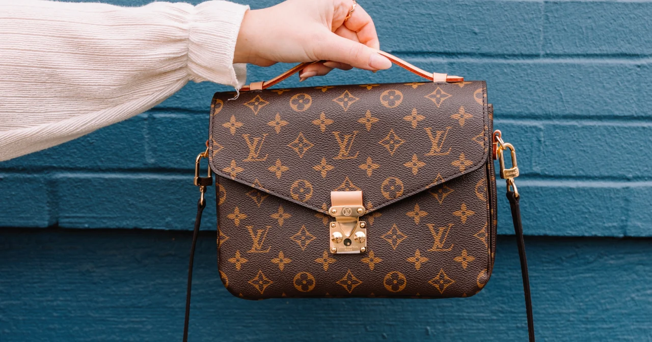 ต้านไม่ไหว! ต้นทุนผลิตเพิ่ม เงินเฟ้อพุ่ง Louis Vuitton ประกาศขึ้นราคาสินค้าหรู มีผลทั่วโลก