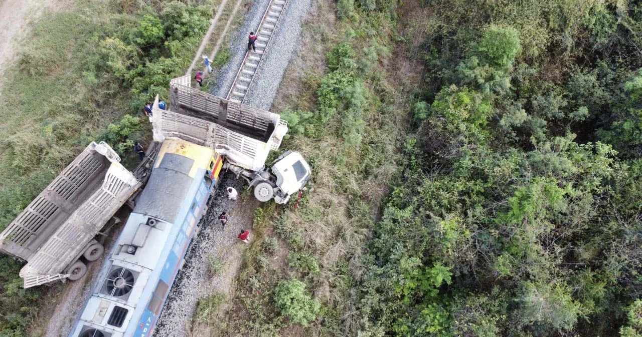 รถไฟเที่ยวเขื่อนป่าสัก ชนกับ รถบรรทุกพ่วง บาดเจ็บ 3 คน