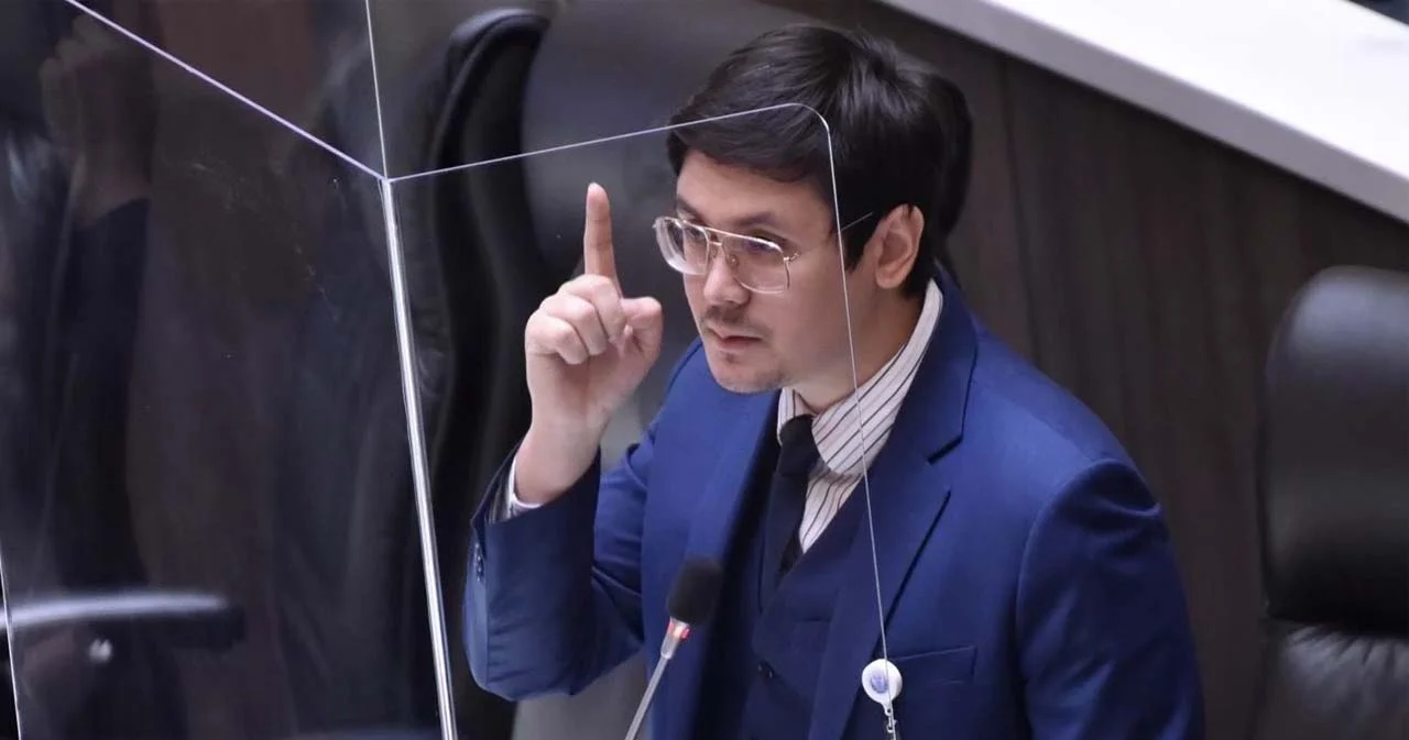 ออกหมายจับ ‘รังสิมันต์ โรม’ เจ้าตัวเผย เตรียมฟ้องกลับตำรวจ เป็นผลพวงจากอภิปราย ‘ป่ารอยต่อ – ค้ามนุษย์’