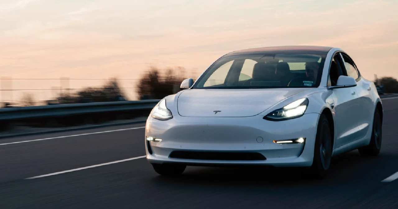 Reuters เผย พนักงาน Tesla เข้าถึงกล้องในรถลูกค้าได้ แถมมีการแชร์คลิปกันภายในด้วย