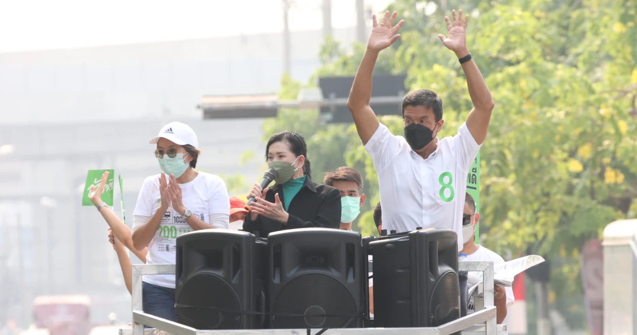 ชัชชาติ จับมือ ปวีณา หาเสียงบนรถ EV ในวันที่ PM2.5 พุ่งสูง ย้ำ อากาศบริสุทธิ์เป็นสิทธิขั้นพื้นฐานของทุกคน