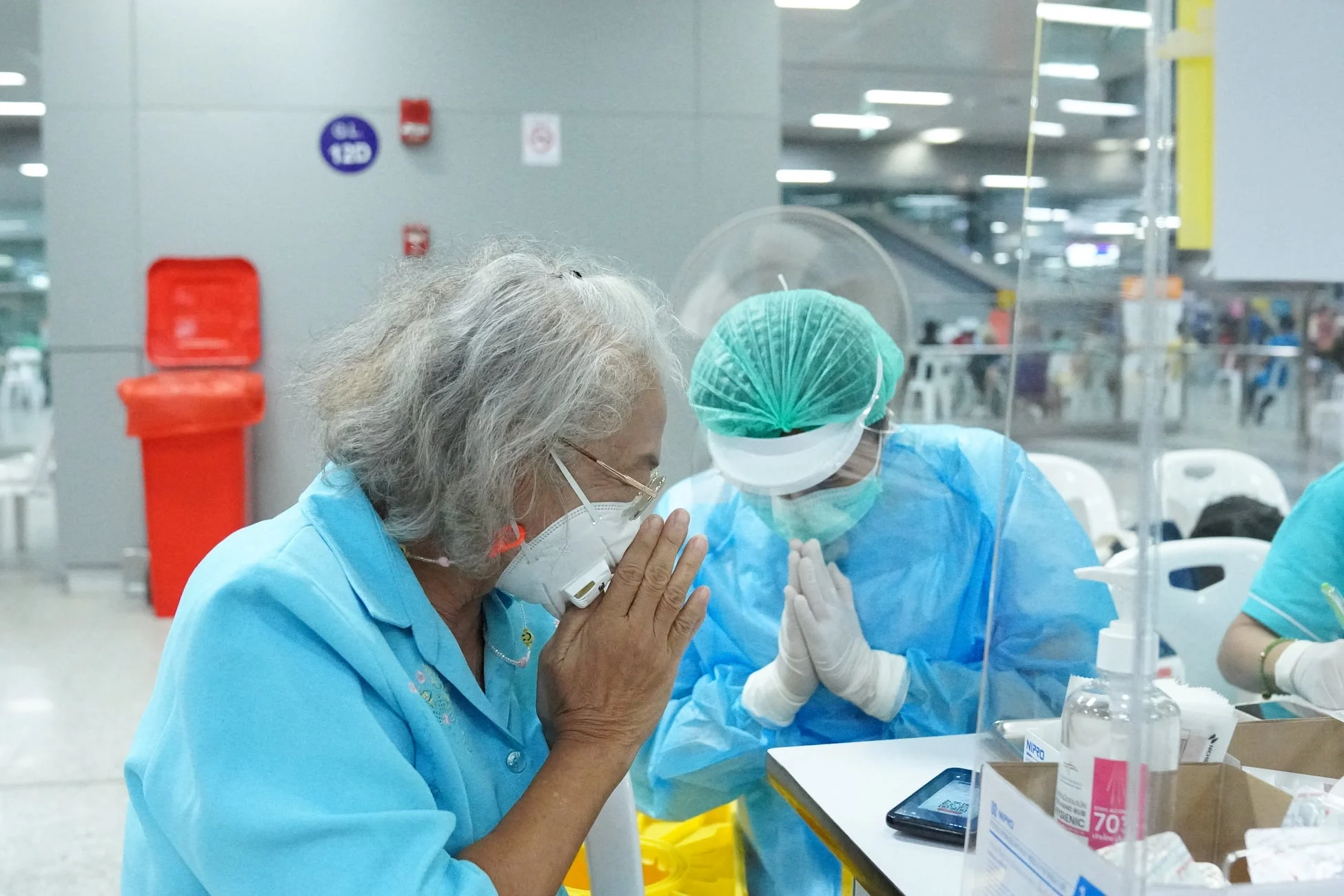‘ชมรมแพทย์ชนบท’ เสนอจัดงบฯ 1,000 ล้านเป็นค่าเดินทางให้ผู้สูงอายุไปฉีดวัคซีนเข็มละ 500 บาท