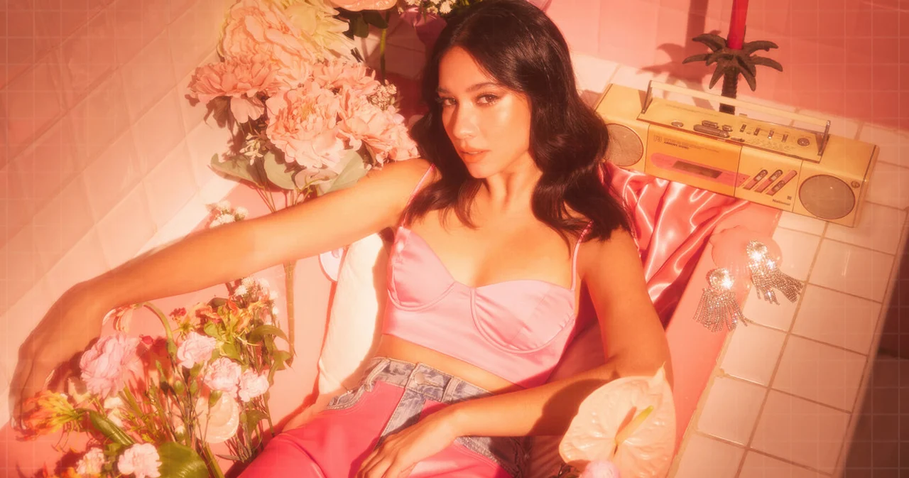 ‘วาเลนติน่า พลอย’ เซ็นสัญญา Warner Music Asia สู่การเป็นศิลปินหญิงอินเตอร์