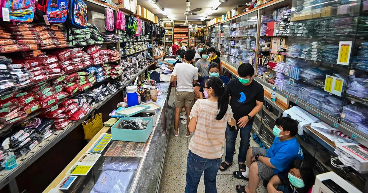 ร้านขายชุดนักเรียนคึกคัก ผู้ปกครองพาลูกหลานซื้อเสื้อผ้ารับเปิดเทอมเต็มรูปแบบ 17 พ.ค. 