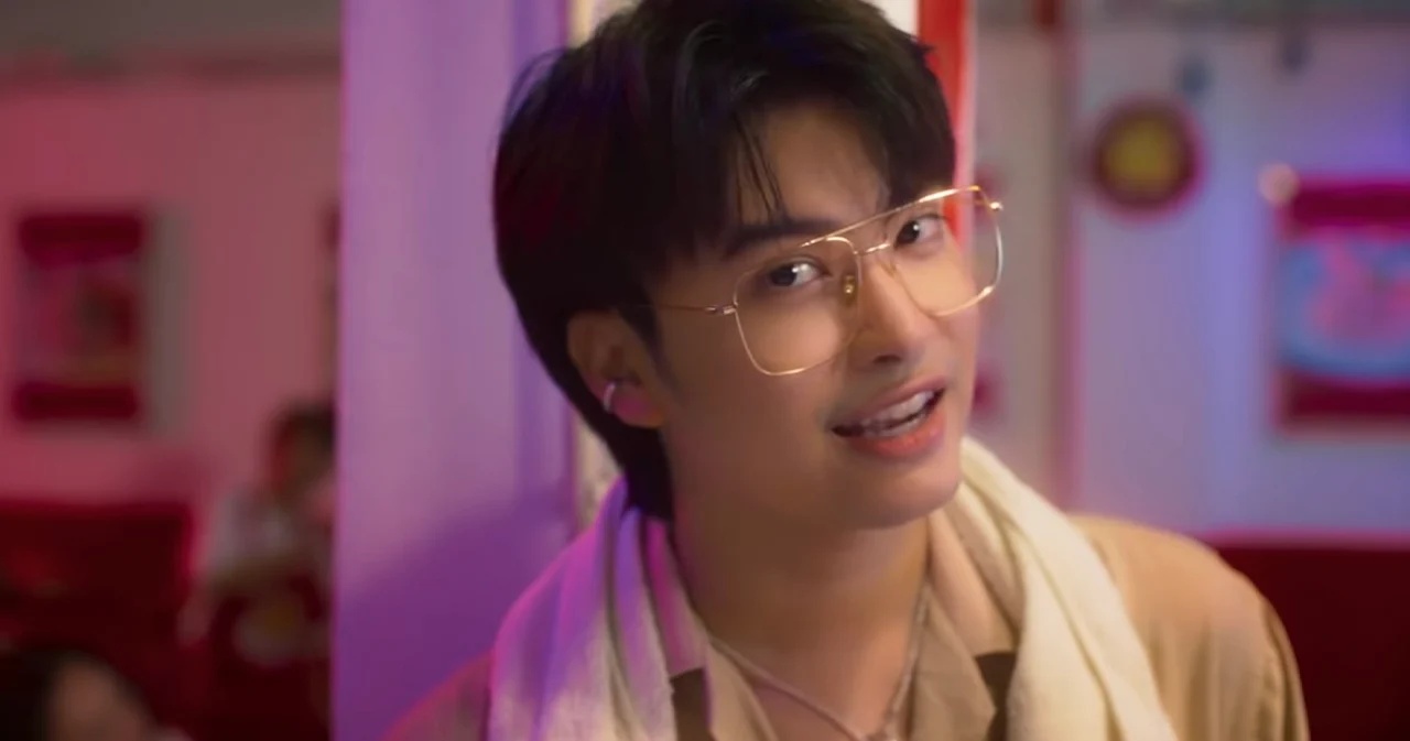 ‘นนท์ ธนนท์’  ผันตัวเป็นเจ้าของร้านข้าวมันไก่ ในซิงเกิลใหม่ ‘โต๊ะริม (Melt)’