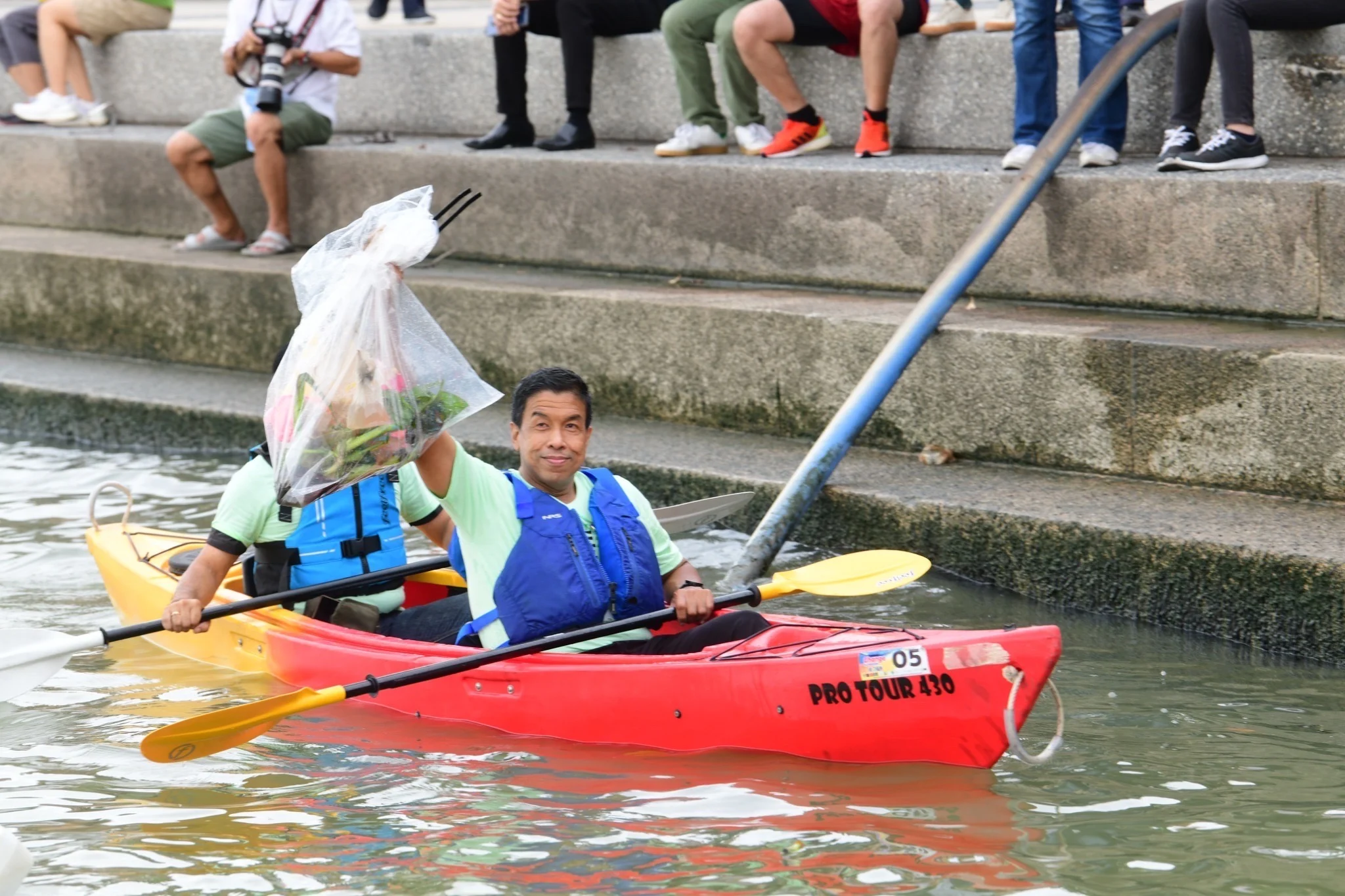 ผู้ว่าฯ กทม. ลงเรือเก็บขยะ