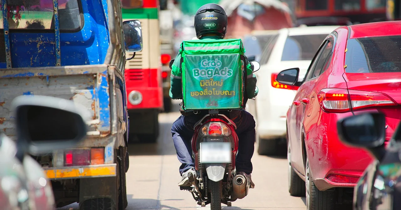 ‘แกร็บ’ เปิดตัว ‘Digital BagAds’ จอโฆษณาบนกระเป๋าไรเดอร์ สร้างรายได้ให้แพลตฟอร์ม-คนขับ