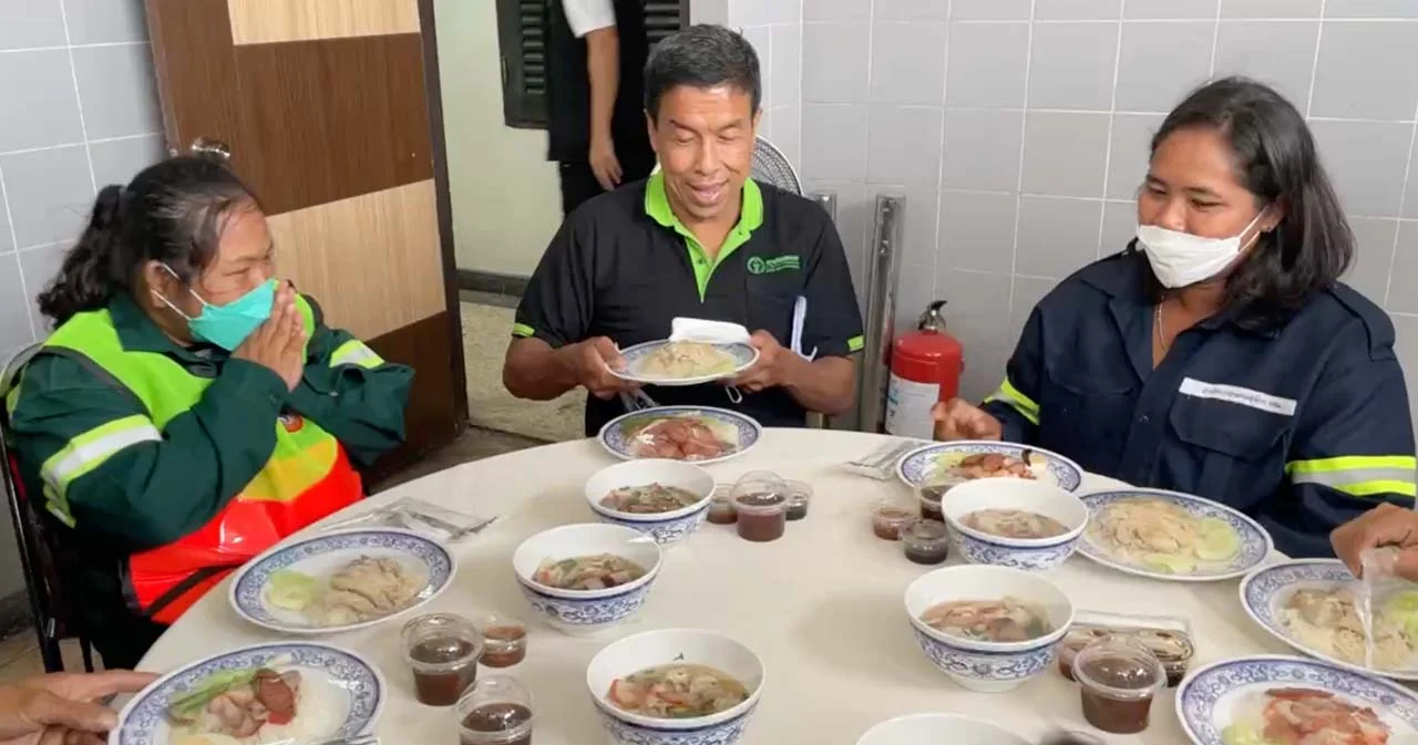  ‘ชัชชาติ’ เชิญ ‘พนักงานกวาดขยะ เก็บขยะสูบส้วม’ ร่วมโต๊ะกินข้าว