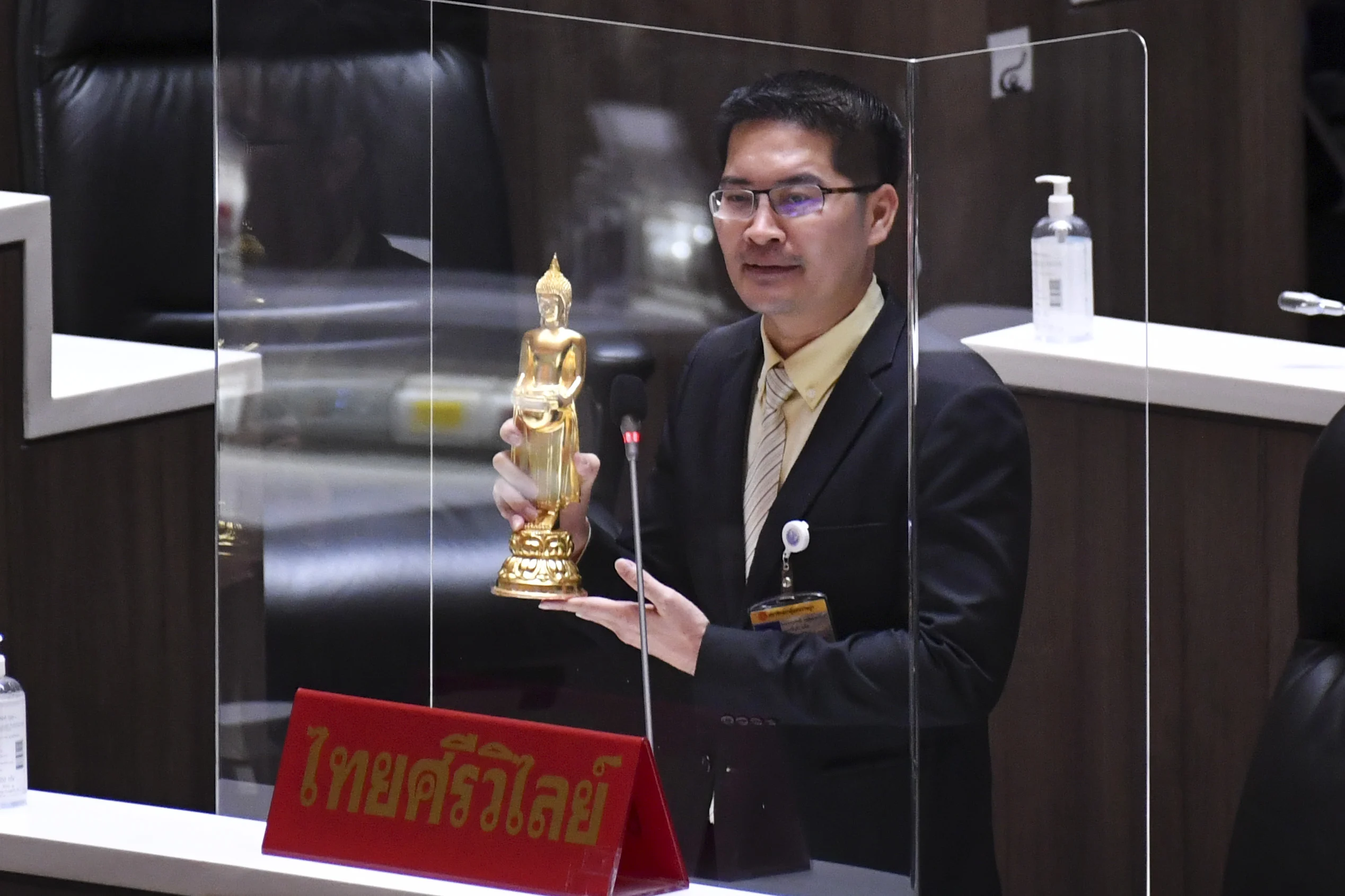 ‘มงคลกิตติ์’ อุ้มพระพุทธรูปขอบิณฑบาต นายกฯ ลาออก-ปลดปล่อยประเทศ ชี้อยู่ไปก็ไม่เกิดประโยชน์