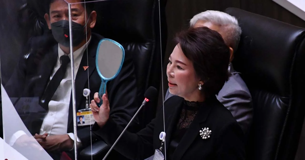 ‘อมรัตน์’ อภิปรายซัด ‘ประยุทธ์’  ปล่อยปละละเลยให้เกิดเครือข่ายทุจริตในกองทัพ พร้อมให้กระจก ไว้ส่องสะท้อนตัวเอง