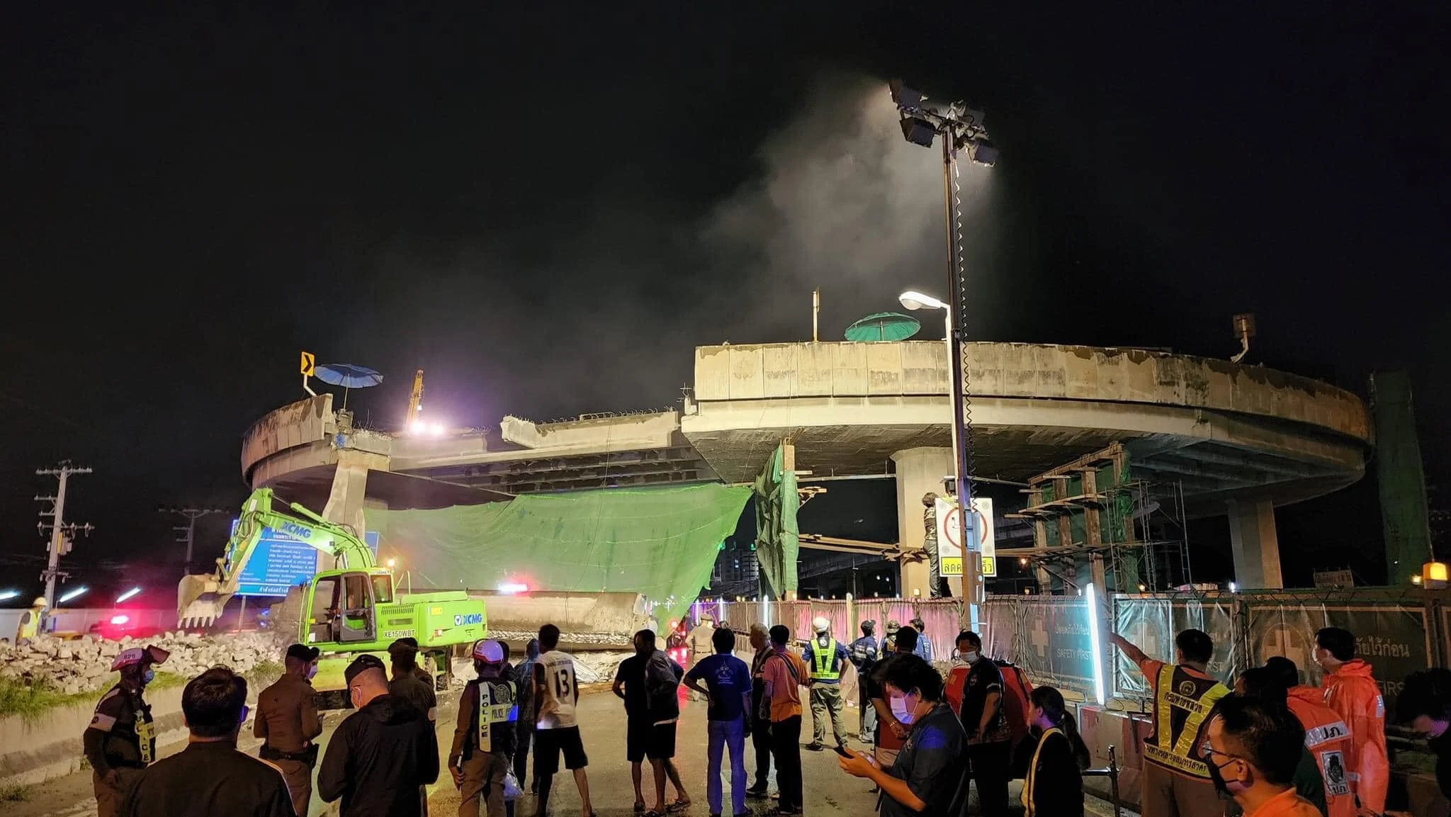 เร่งหาสาเหตุ-เยียวยา ผู้ประสบเหตุสะพานกลับรถถล่ม บริเวณถนนพระราม 2 ทับรถยนต์