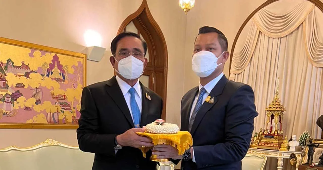‘ธนกร’ นำพวงมาลัยกราบลานายกฯ ลาออกจากโฆษกรัฐบาล เพื่อทำหน้าที่ ส.ส. 