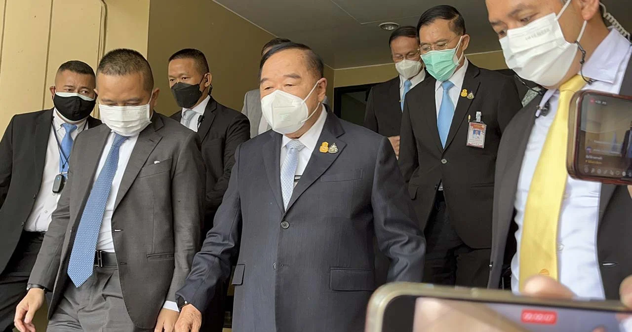 ‘ประวิตร’ ยังไม่ตอบเรื่องปรับ ครม.   ส่วน ‘ประยุทธ์’ จะได้ไปต่อหรือไม่ต้องไปถามศาล รธน.