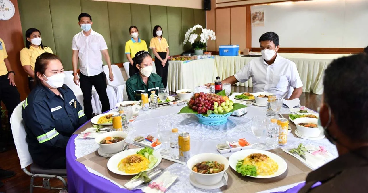 ‘ชัชชาติ’ ทานข้าวเที่ยงกับบุคลากร กทม.เขตทุ่งครุ รับทราบความต้องการของเพื่อนพนักงาน