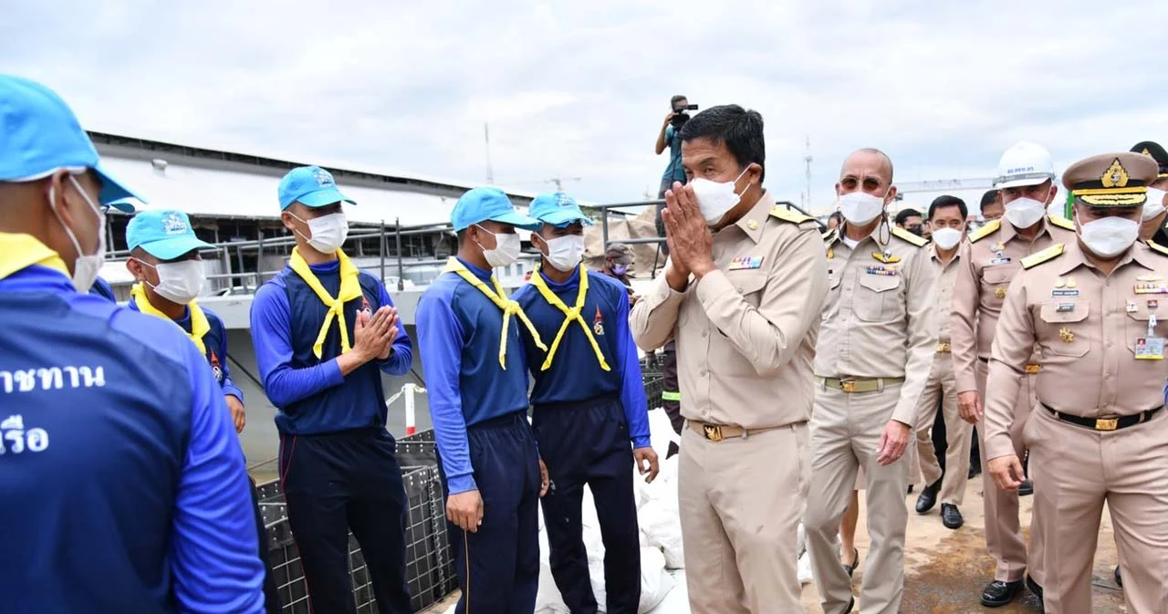 กทม.- ทหาร ร่วมทำเขื่อนกระสอบทรายป้องกันน้ำท่วมริมเจ้าพระยา ‘ชัชชาติ’ ขอบคุณกองทัพส่งกำลังพลมาช่วย