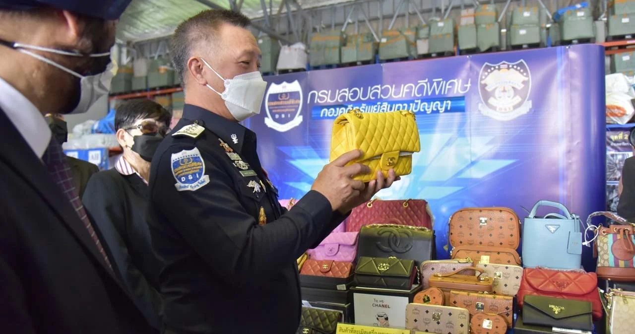 ดีเอสไอยึดกระเป๋าแบรนด์เนมปลอม สินค้าละเมิดเครื่องหมายการค้า หากเป็นของแท้จะมีมูลค่าถึง 1,100 ล้านบาท