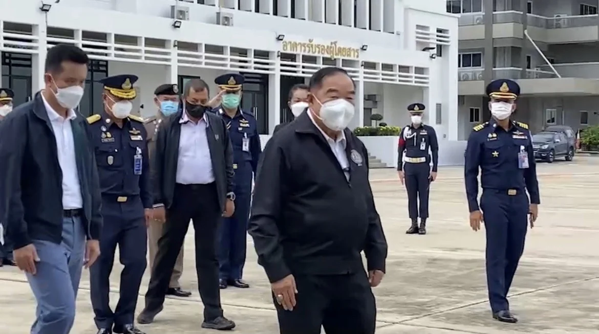 ‘ประวิตร’ ไปแม่สอด มอบที่ดินทำกินบ้านมั่นคง-ตรวจอ่างเก็บน้ำ