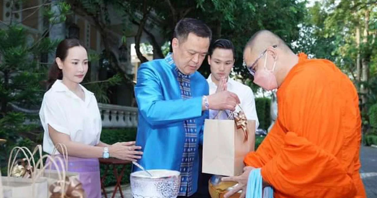 ‘อนุทิน’ ทำบุญวันเกิดอายุ 56 ปี ขอของขวัญให้ประเทศไทยรุ่งเรือง 