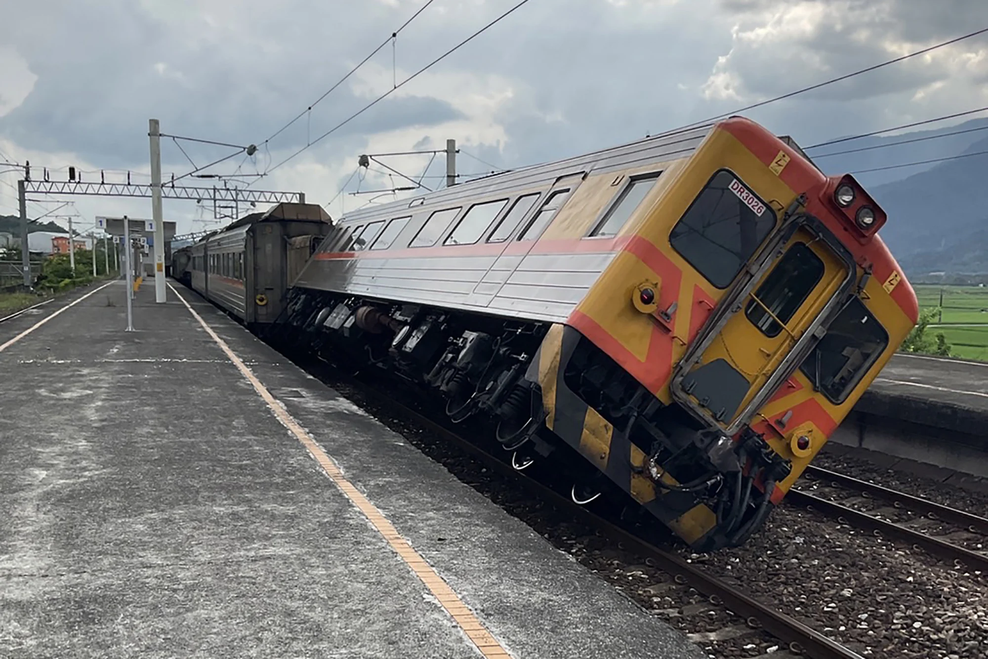 ไต้หวันเผชิญแผ่นดินไหว 6.9 พบอาคารถล่ม-รถไฟตกราง