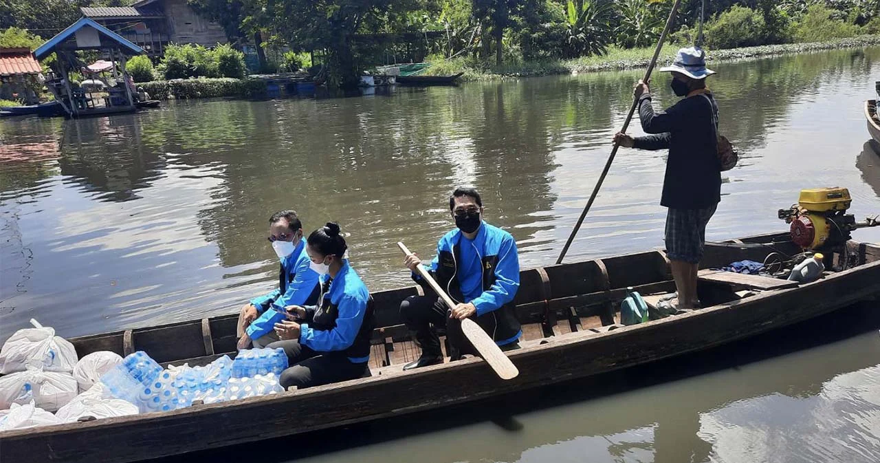 ปชป.ลุยช่วยน้ำท่วมย่านตะวันออกของ กทม. พบน้ำขังนานเริ่มส่งกลิ่นเหม็น
