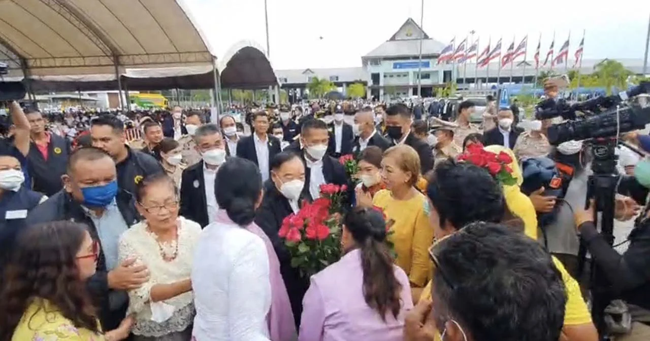 ‘ประวิตร’ ตรวจราชการ จ.นราธิวาส  ประชาชนอวยพรขอให้ได้เป็นนายกฯ