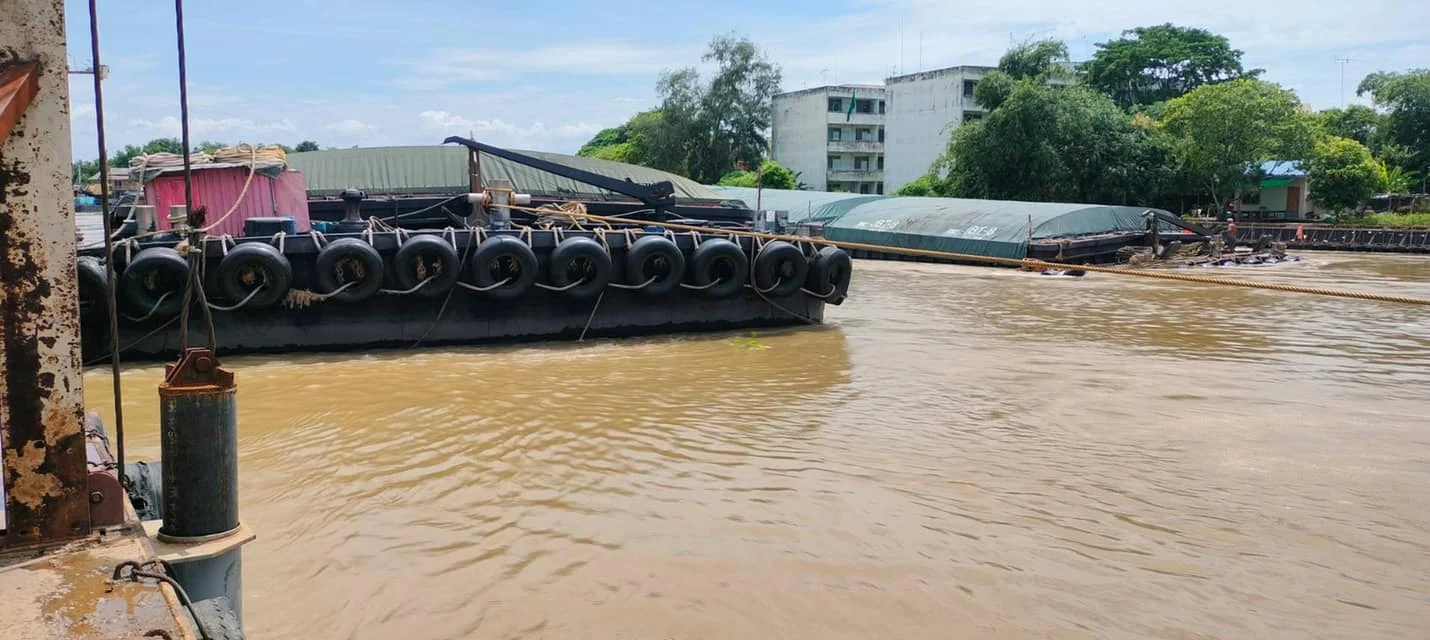 เรือบรรทุกถ่านหินกระแทกเขื่อน หวิดจมแม่น้ำป่าสัก ล่าสุดกู้เรือได้แล้ว