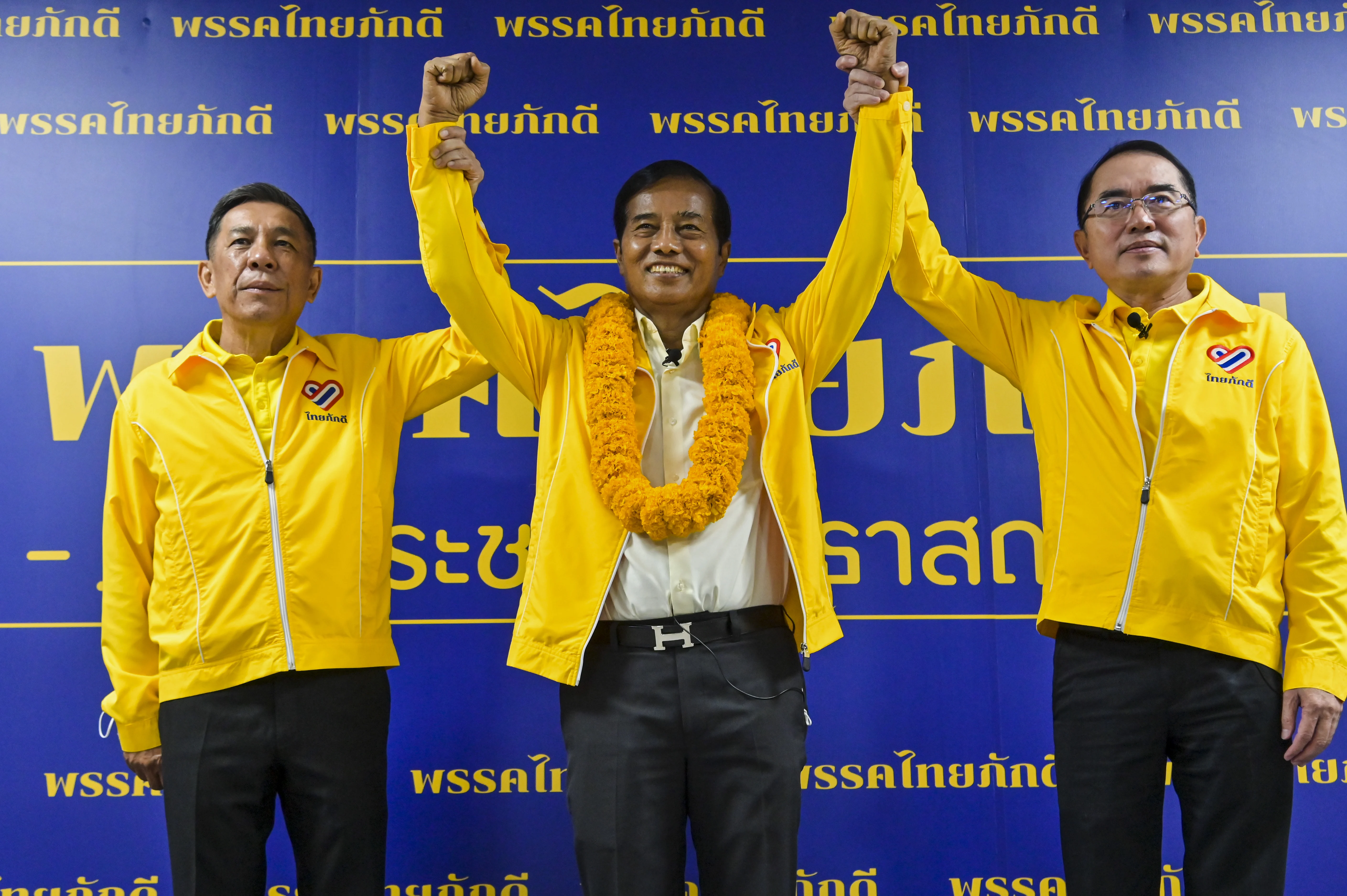 ‘ถาวร เสนเนียม’ ยื่นใบสมัครพรรคไทยภักดี นั่งตำแหน่งประธานพรรค
