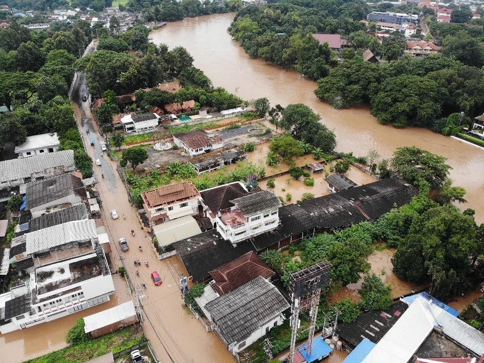 น้ำท่วมเชียงใหม่ พื้นที่เศรษฐกิจอ่วมถนน 8 จุดรถผ่านไม่ได้