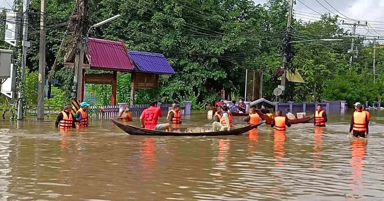 ‘พนังกั้นน้ำพัง’ น้ำจากแม่น้ำเจ้าพระยาทะลักท่วม พื้นที่ อ.พรหมบุรี สิงห์บุรี เดือดร้อน 705 หลังคาเรือน 