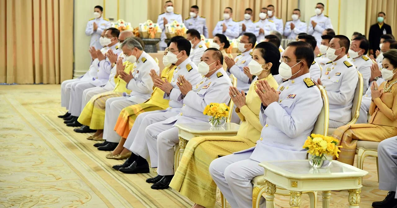 นายกรัฐมนตรีและภริยา เป็นประธานพิธีบำเพ็ญกุศลและทำบุญตักบาตร เนื่องในวันคล้ายวันสวรรคตรัชกาลที่ 9 