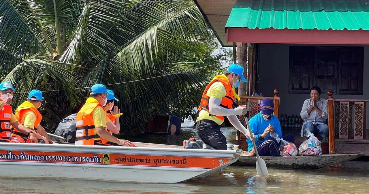 ปภ.สรุปน้ำท่วม 29 จว.กระทบ 3.6 แสนครัวเรือน ขณะที่ จ.อุบลฯ ยังท่วมหนัก อากาศเริ่มหนาวเย็น 