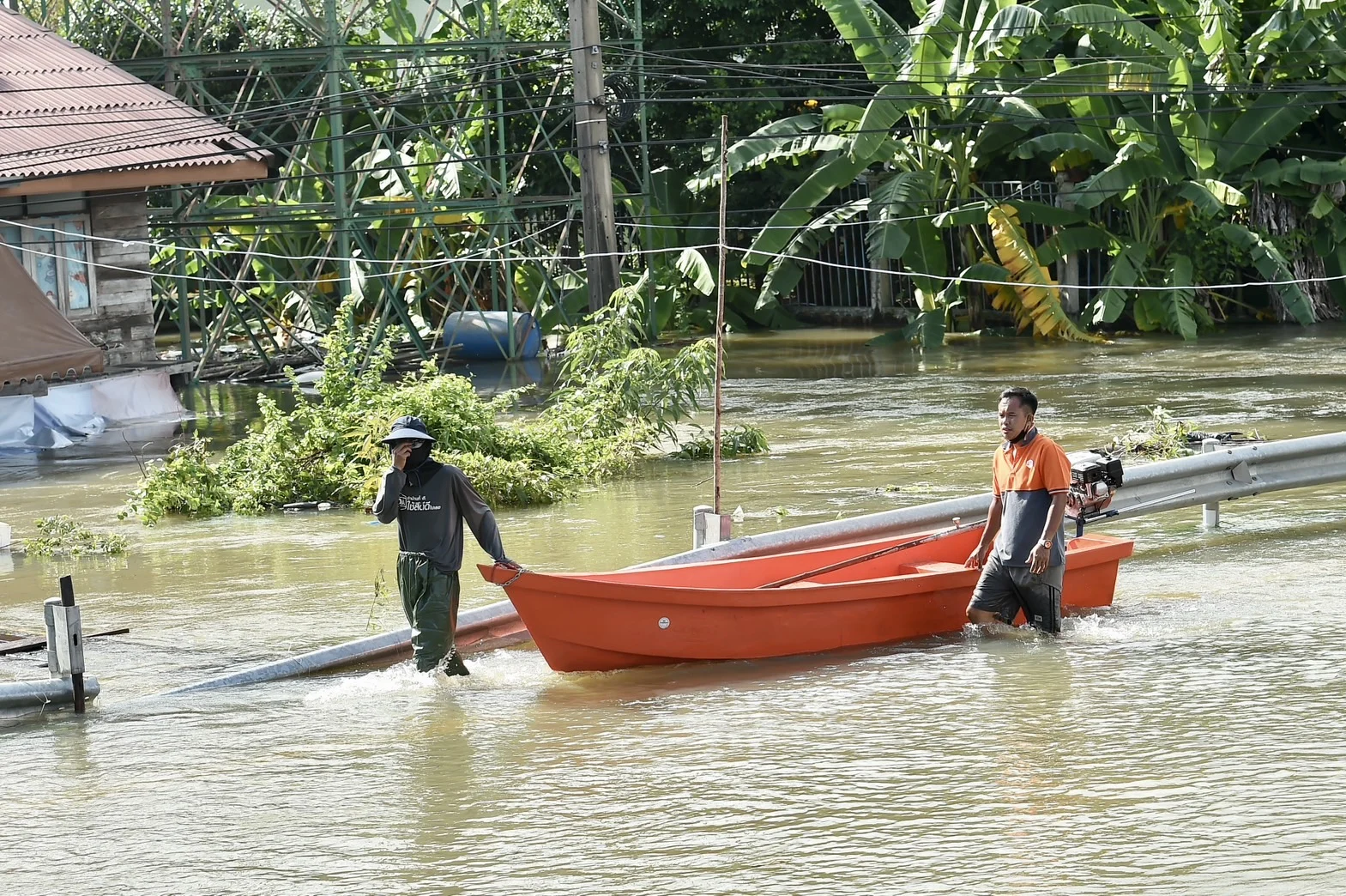 นายกฯ กำชับเร่งนำเรือ รถยกสูงเข้าช่วยเหลือประชาชนพื้นที่น้ำท่วม