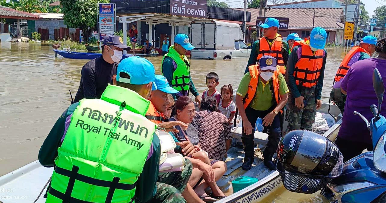 ‘อ่างทอง’ น้ำท่วมขยายวงกว้าง หน่วยงานเร่งขนของ อพยพประชาชน