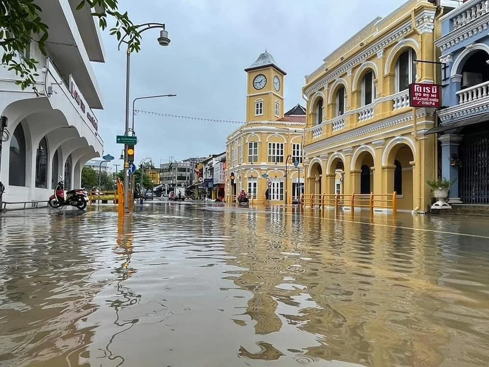 ภูเก็ตอ่วมฝนตกทั้งคืน น้ำหลากเข้าท่วมย่านเมืองเก่า – ดินสไลด์ถนนป่าตอง