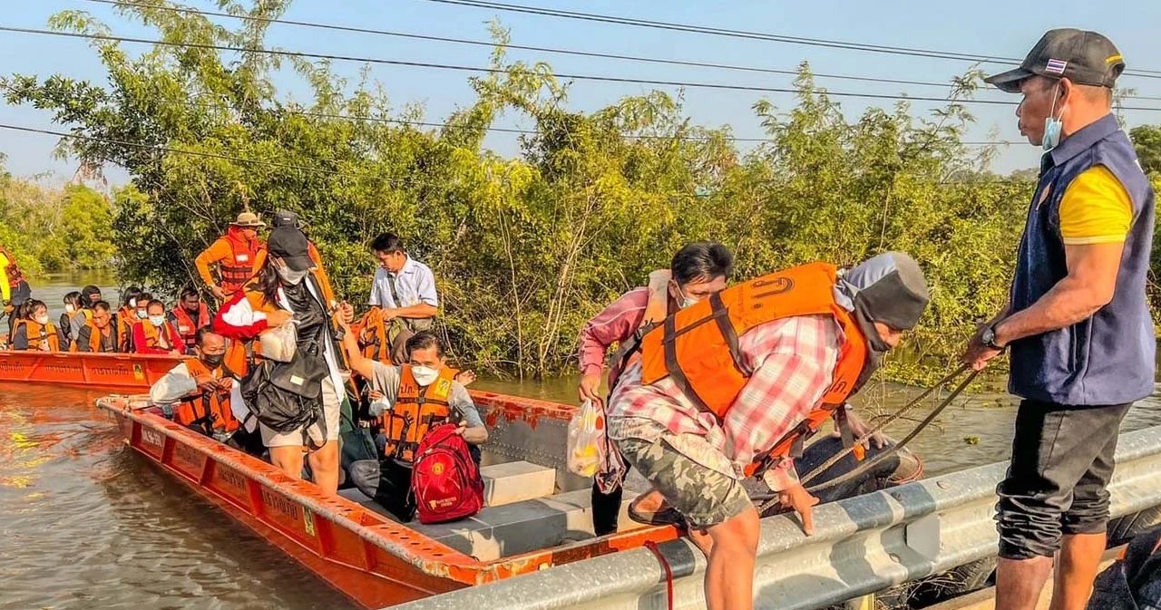 ปภ.ระดมกำลังช่วยเหลือประชาชนในพื้นที่ที่ยังคงมีน้ำท่วมอีก 33 จังหวัด 