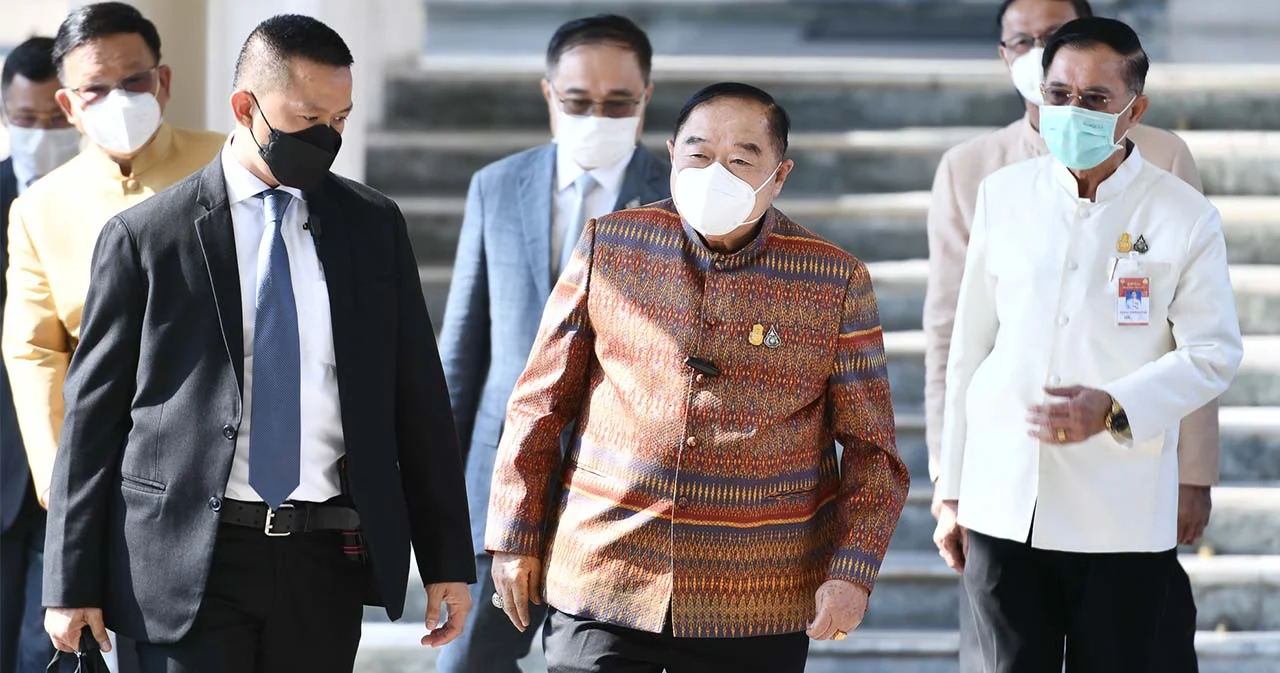 ‘ประวิตร’ หลบสื่อหลังประชุม ครม. เลี่ยงตอบประเด็นการเมือง