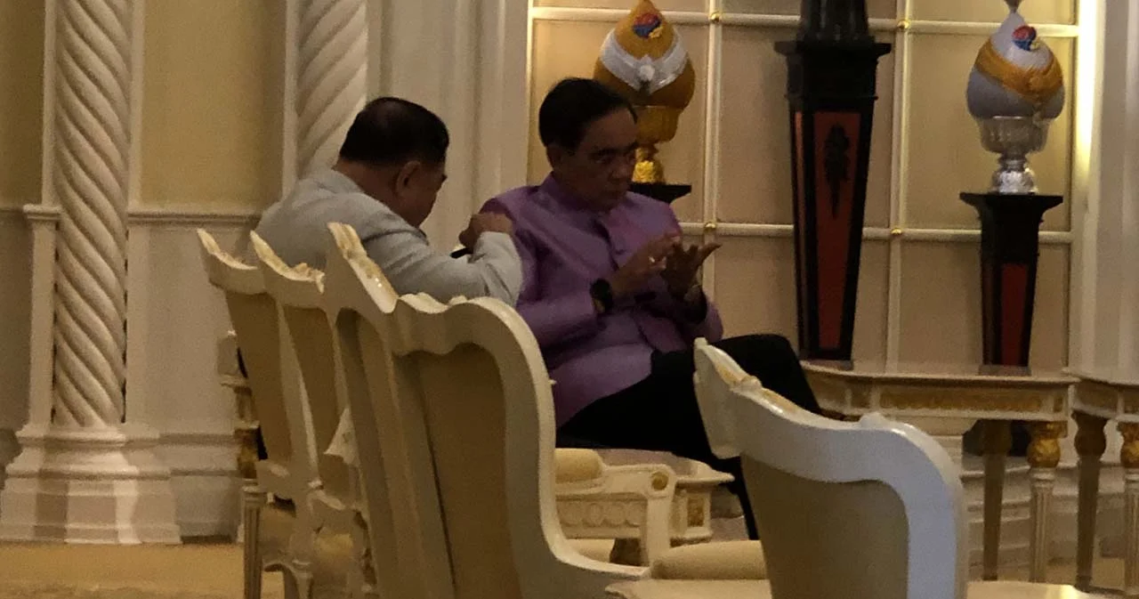 ‘พล.อ.ประยุทธ์’ คุยส่วนตัวกับ ‘พล.อ.ประวิตร’ ท่ามกลางกระแสข่าวทิ้งพลังประชารัฐ