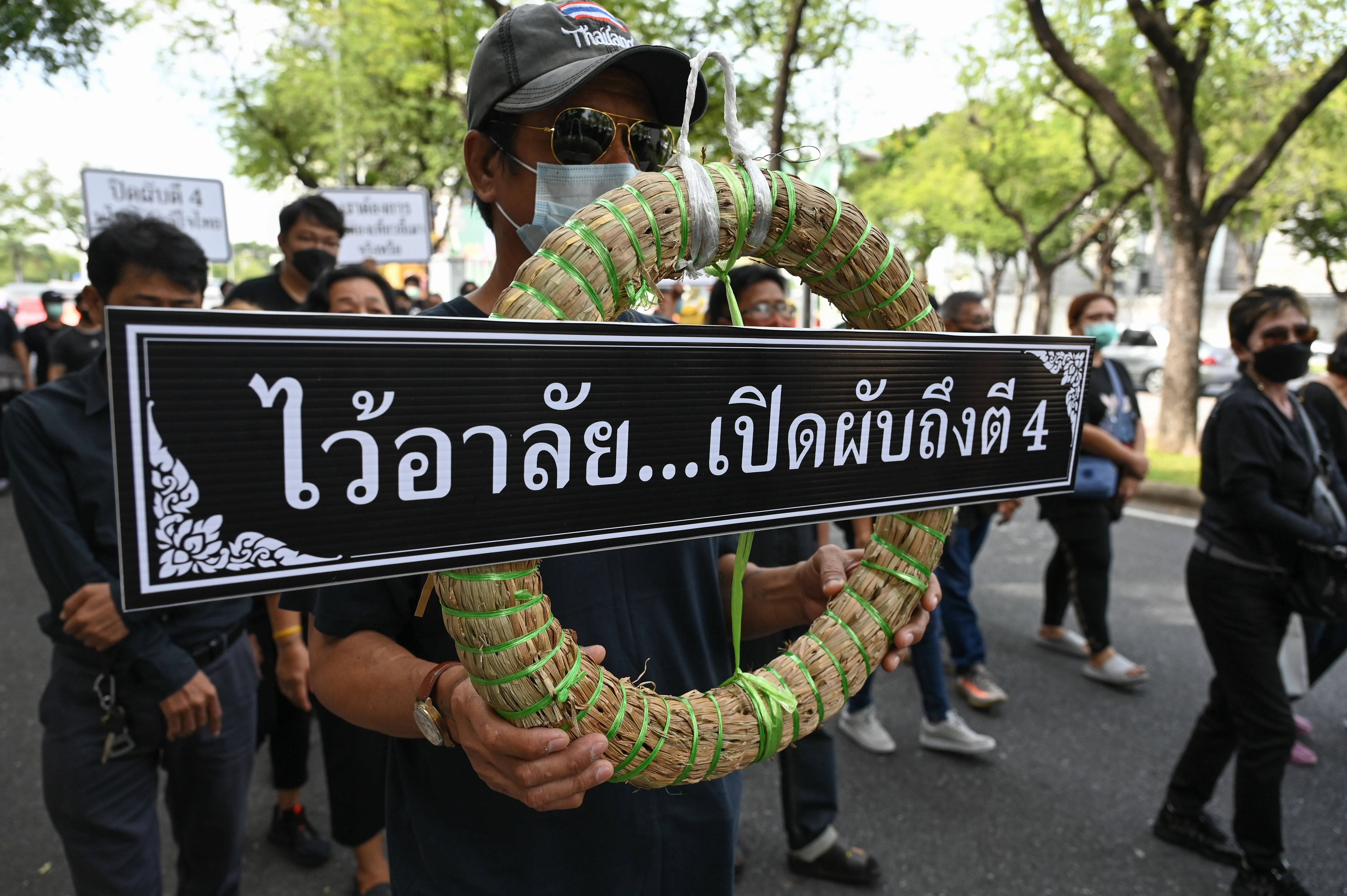 เหยื่อเมาแล้วขับแต่งดำ ยื่นหนังสือค้านเปิดผับบาร์ถึงตี 4 ถาม ‘เท่านี้ยังตายไม่พอหรือ’