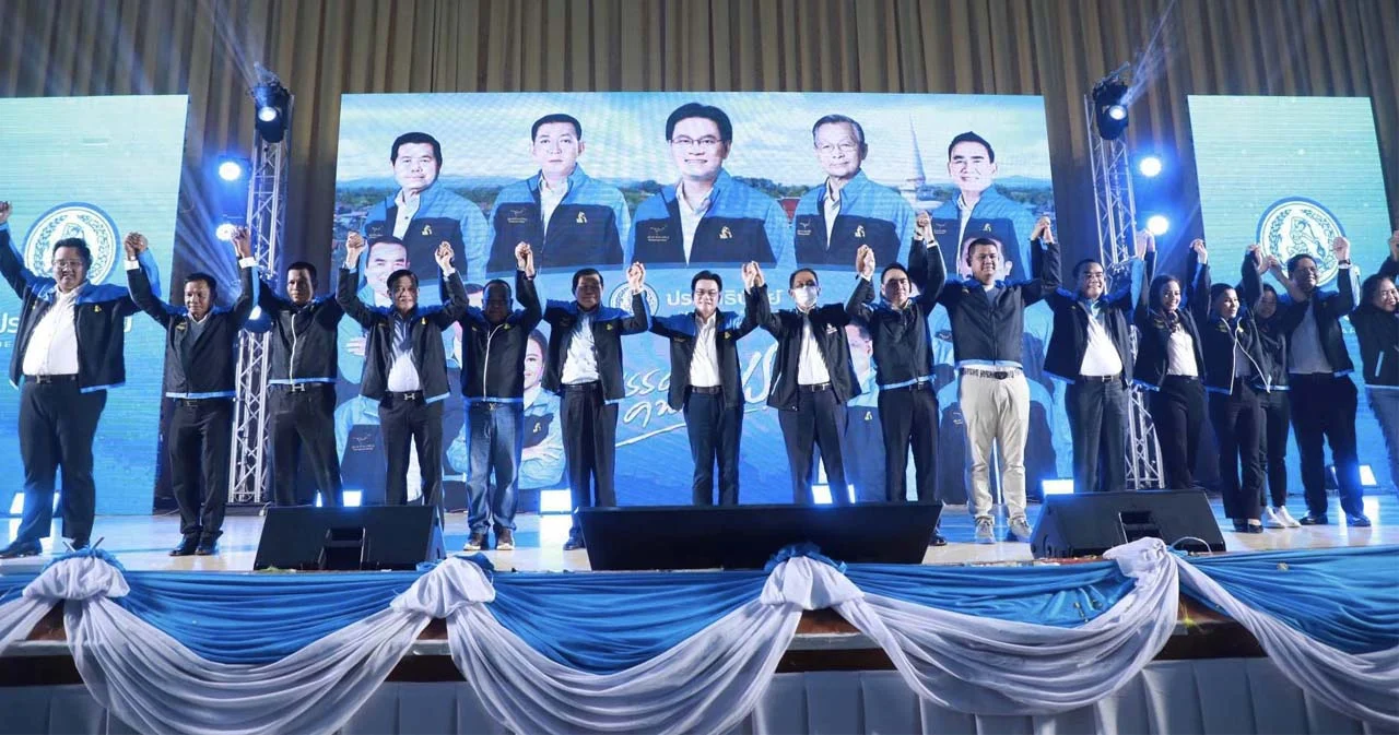 ‘ประชาธิปัตย์’ เปิดตัวว่าที่ผู้สมัครส.ส. 8 เขตนครศรีธรรมราช ‘นิพนธ์’ เย้ยพวกโดดน้ำหนีไม่ถึงฝั่งสักราย