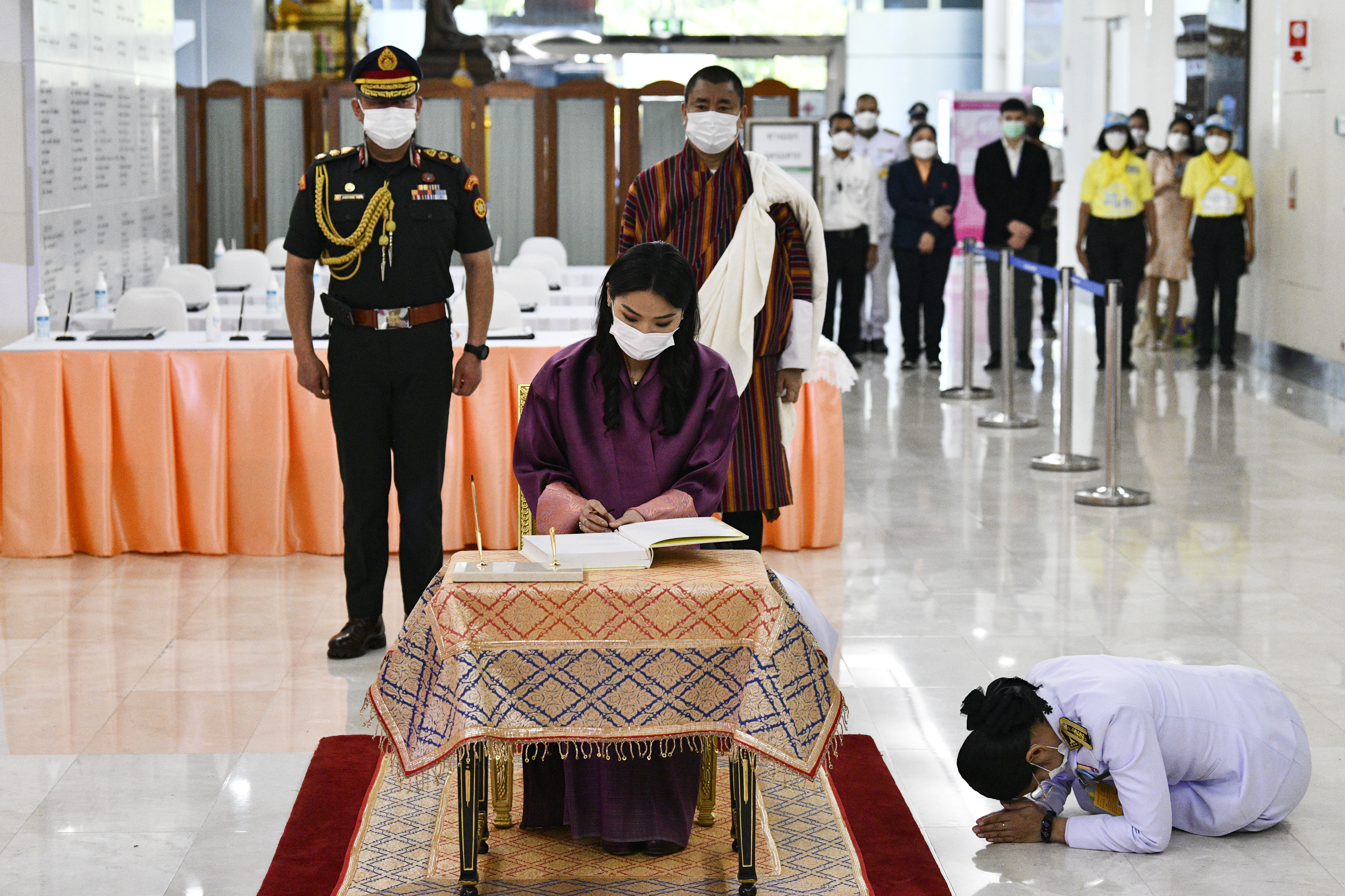 ‘สมเด็จพระราชินีเจตซุน เพมา วังชุก’ เสด็จฯ ลงพระนามเยี่ยม ‘เจ้าฟ้าพัชรกิติยาภาฯ’