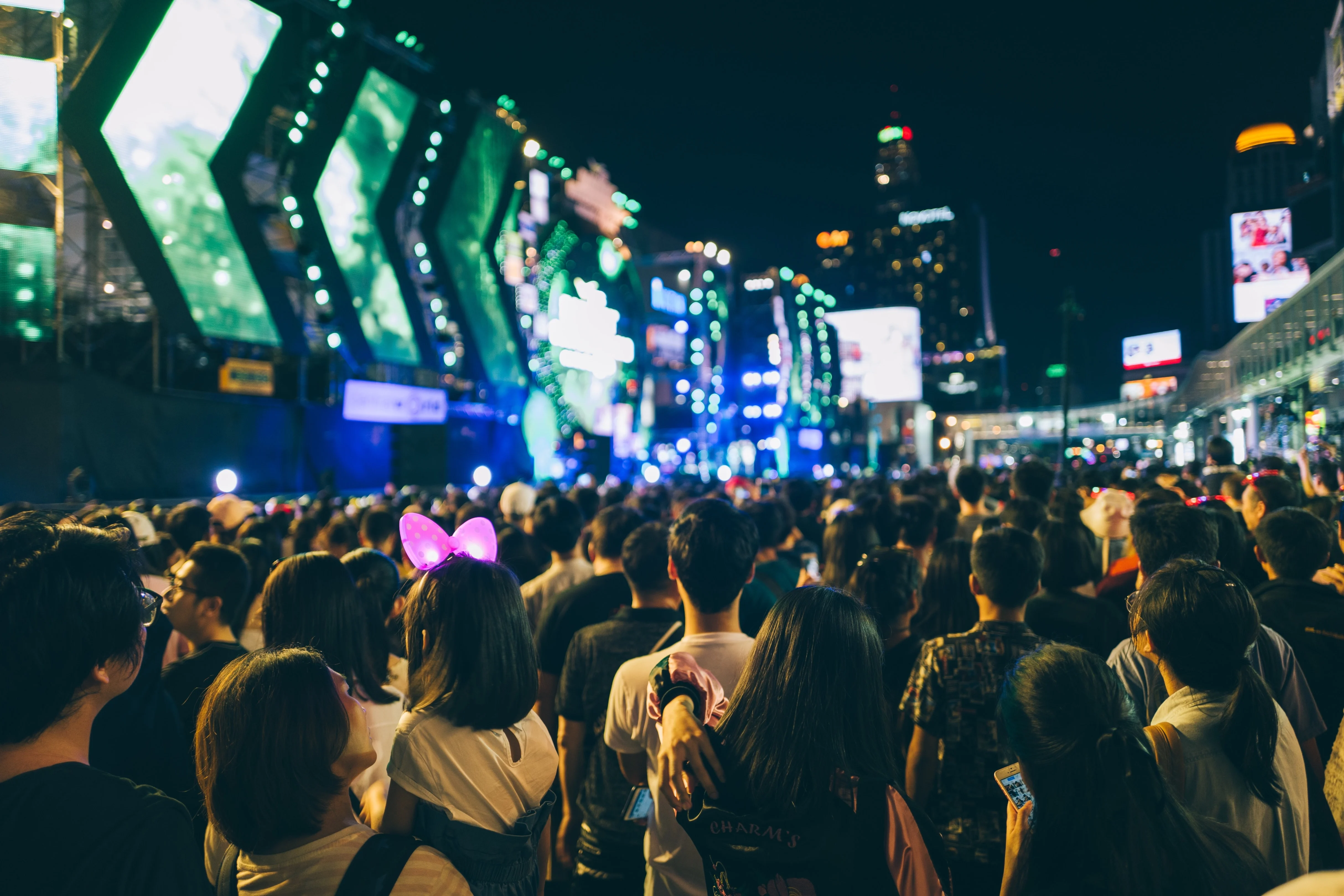 6 วิธีเอาตัวรอดเมื่ออยู่กลางฝูงชน ทำอย่างไรไม่ให้ถูกเหยียบ ขาดอากาศหายใจ