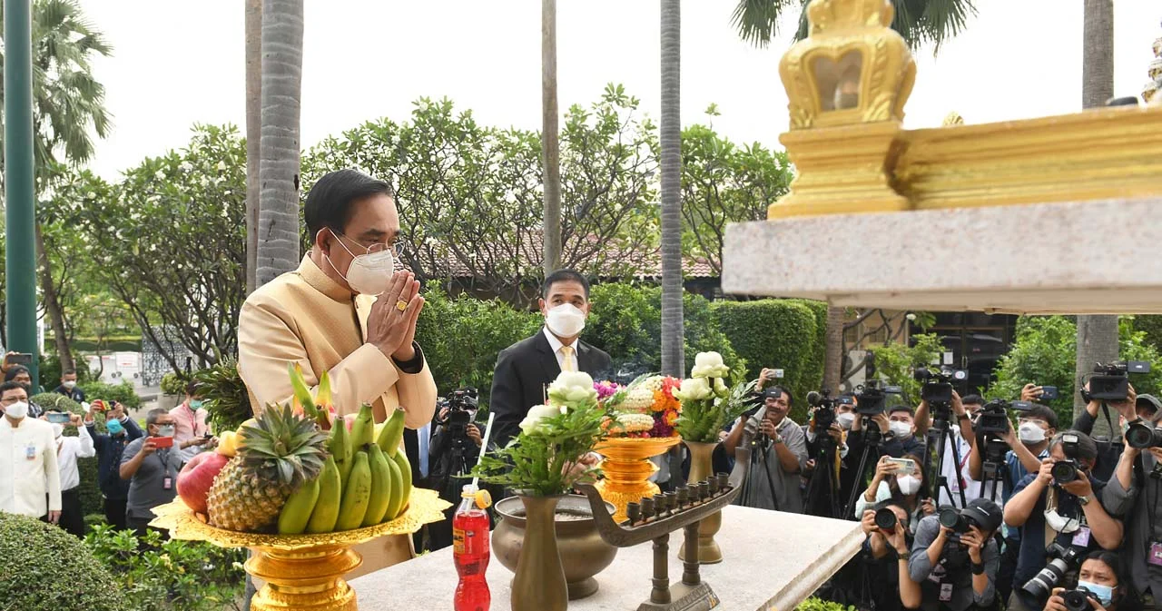 นายกฯ ทำบุญขึ้นปีใหม่ 2566 ขอทุกคนช่วยกันทำบ้านเมืองให้มีความสุข 