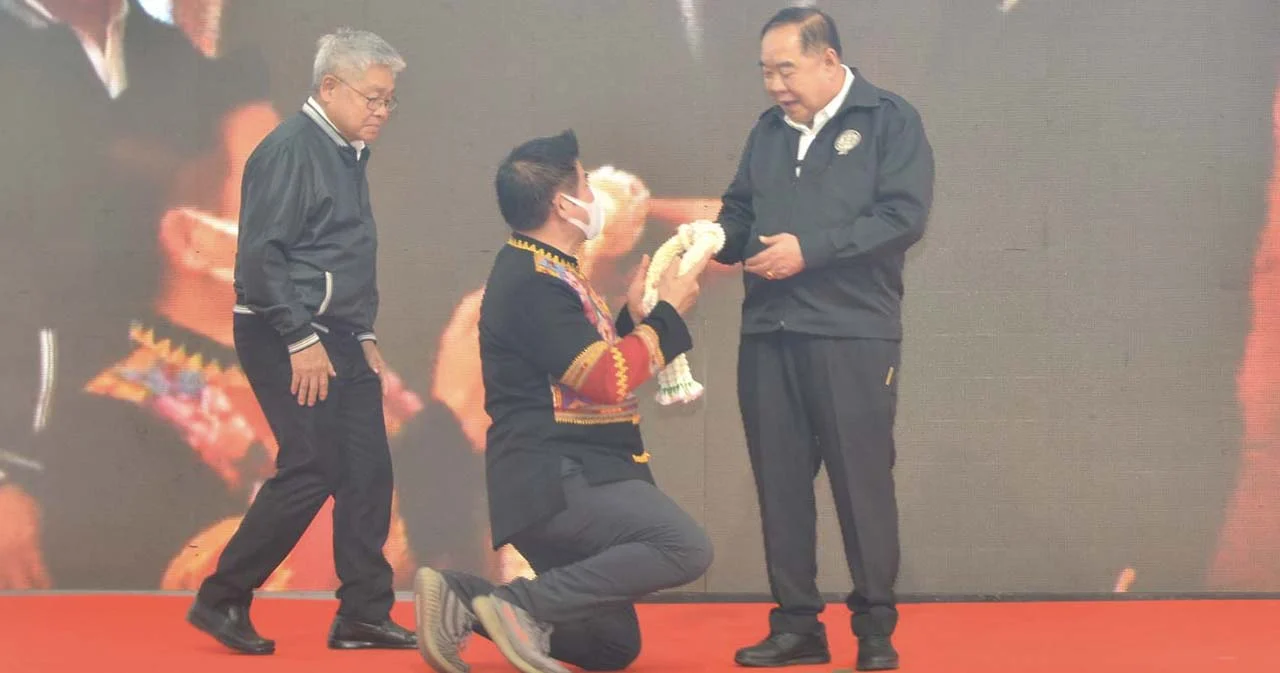 ‘ธรรมนัส’ คุกเข่าไหว้ ‘ประวิตร’  รอฟังคำสั่งให้กลับเข้าพรรค ‘พลังประชารัฐ’