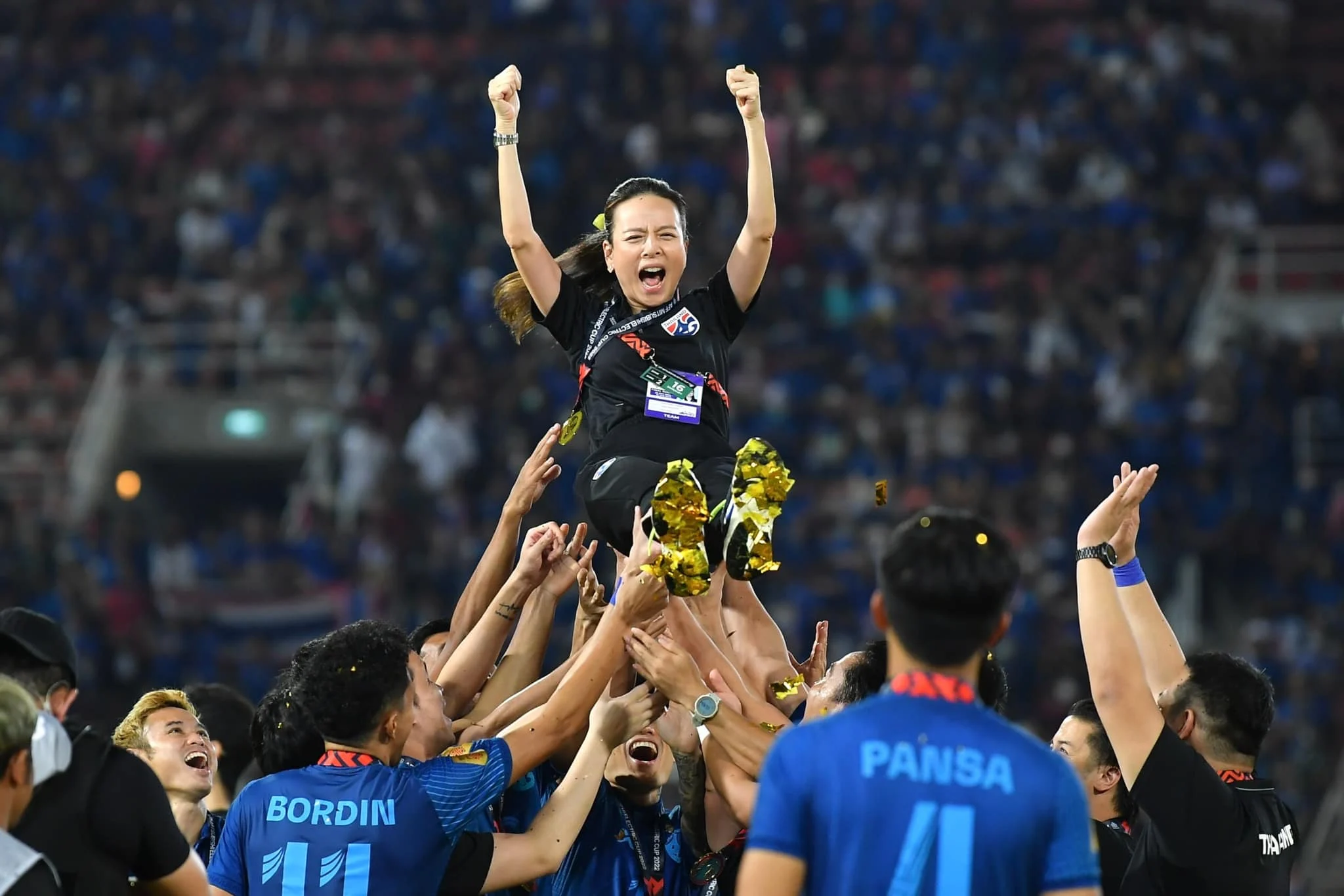 ‘มาดามแป้ง’ ร้องไห้ดีใจบอลไทยคว้าแชมป์อาเซียนสมัยที่ 7