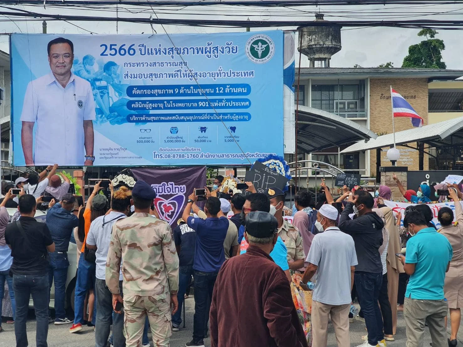 สธ.ขึ้นป้ายนโยบาย ‘อนุทิน’ เป็นพรีเซนเตอร์ ไม่ผิดกฎหมายเลือกตั้ง แต่ไม่ควร ระวังตายน้ำตื้น
