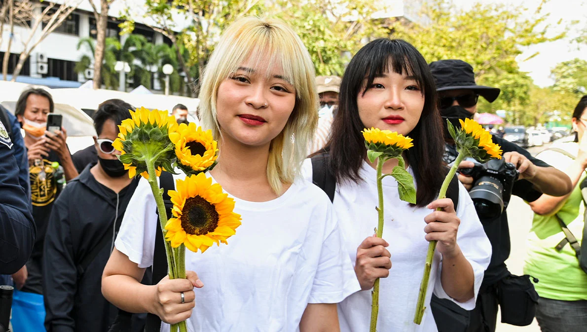 ‘ตะวัน-แบม’ ออกจาก รพ.ธรรมศาสตร์ฯ ไปอดอาหารต่อที่หน้าศาลฎีกา