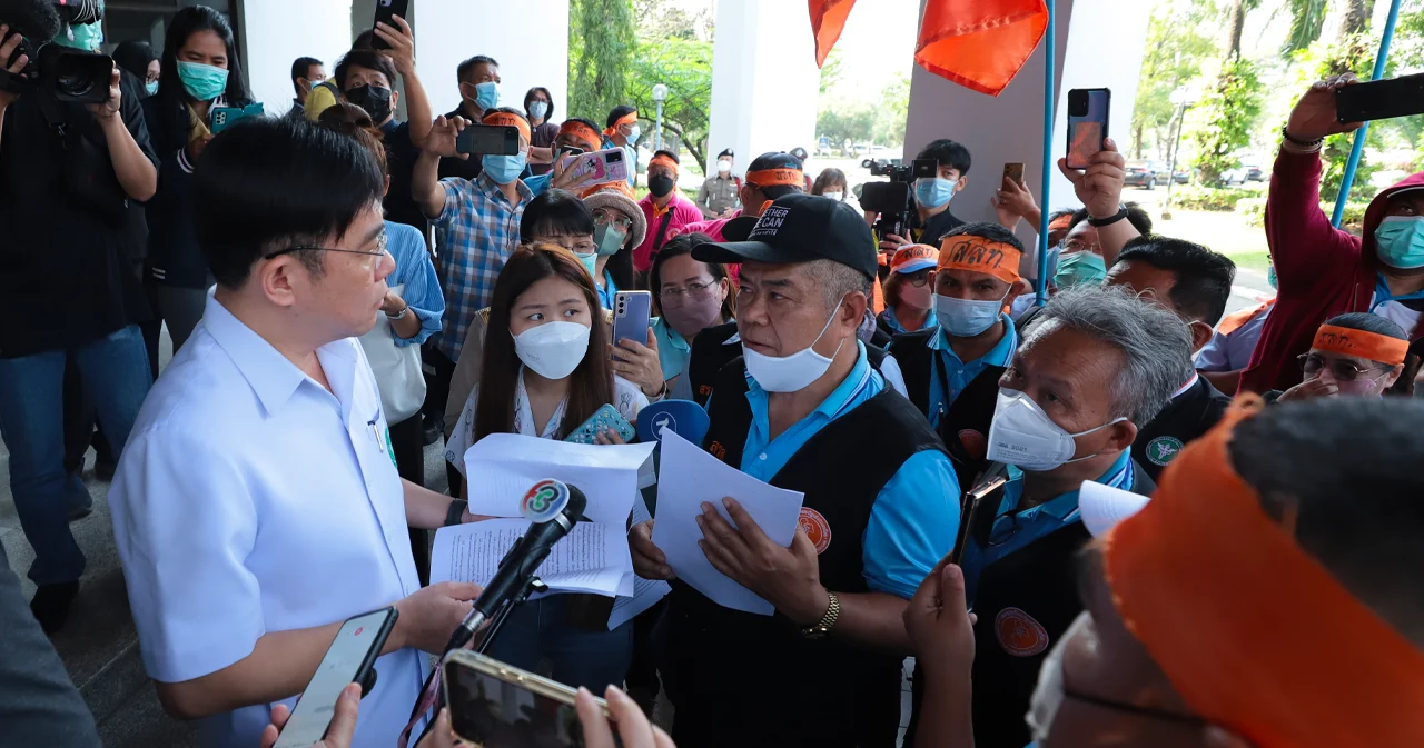 ม็อบลูกจ้างกระทรวงสาธารณสุข ปักหลักรอ ‘อนุทิน’ จี้ทำตาม 6 ข้อเรียกร้อง 